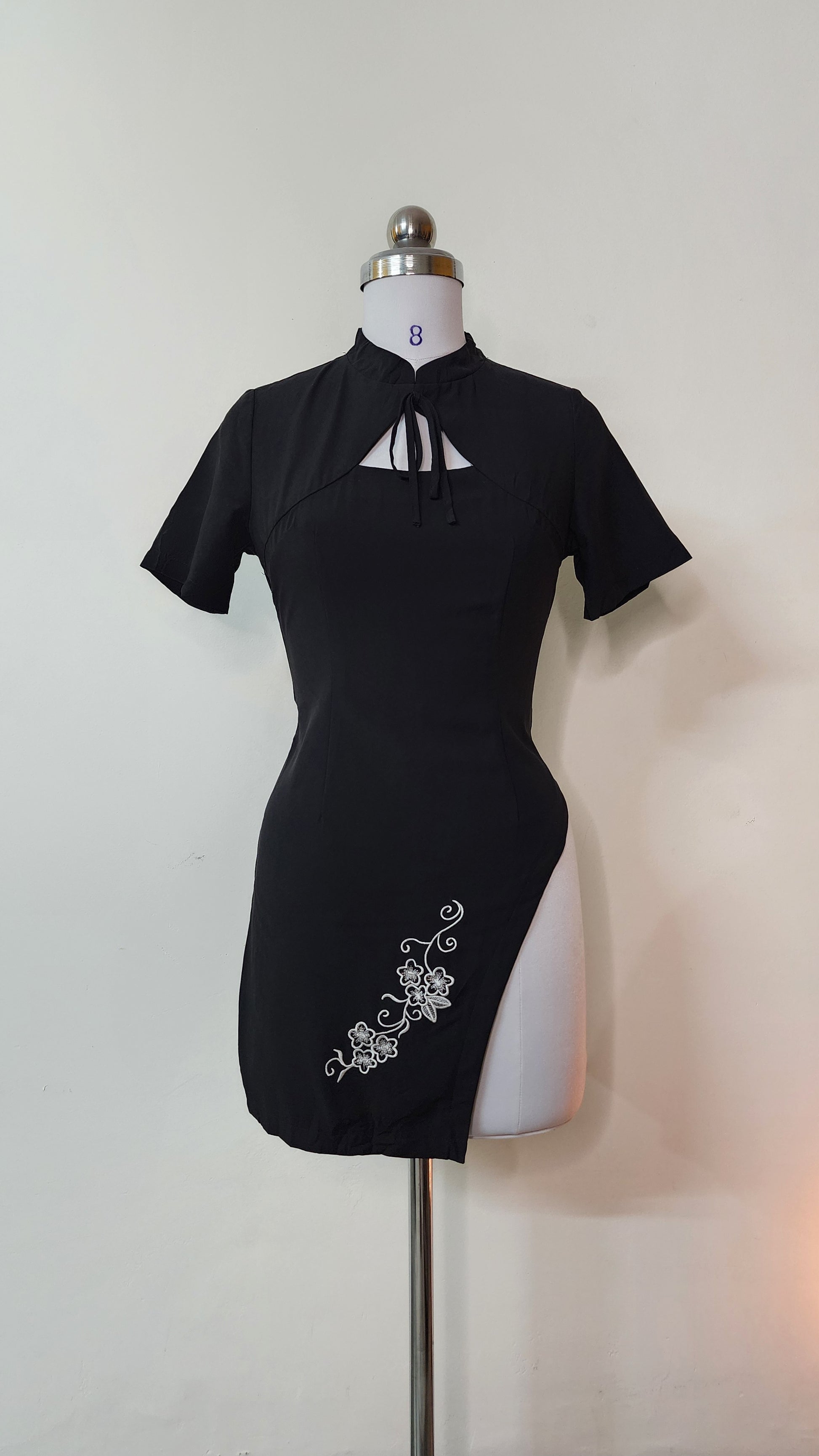 Black Modern Cheongsam Mini Dress - Keyhole Neck & Floral Slit