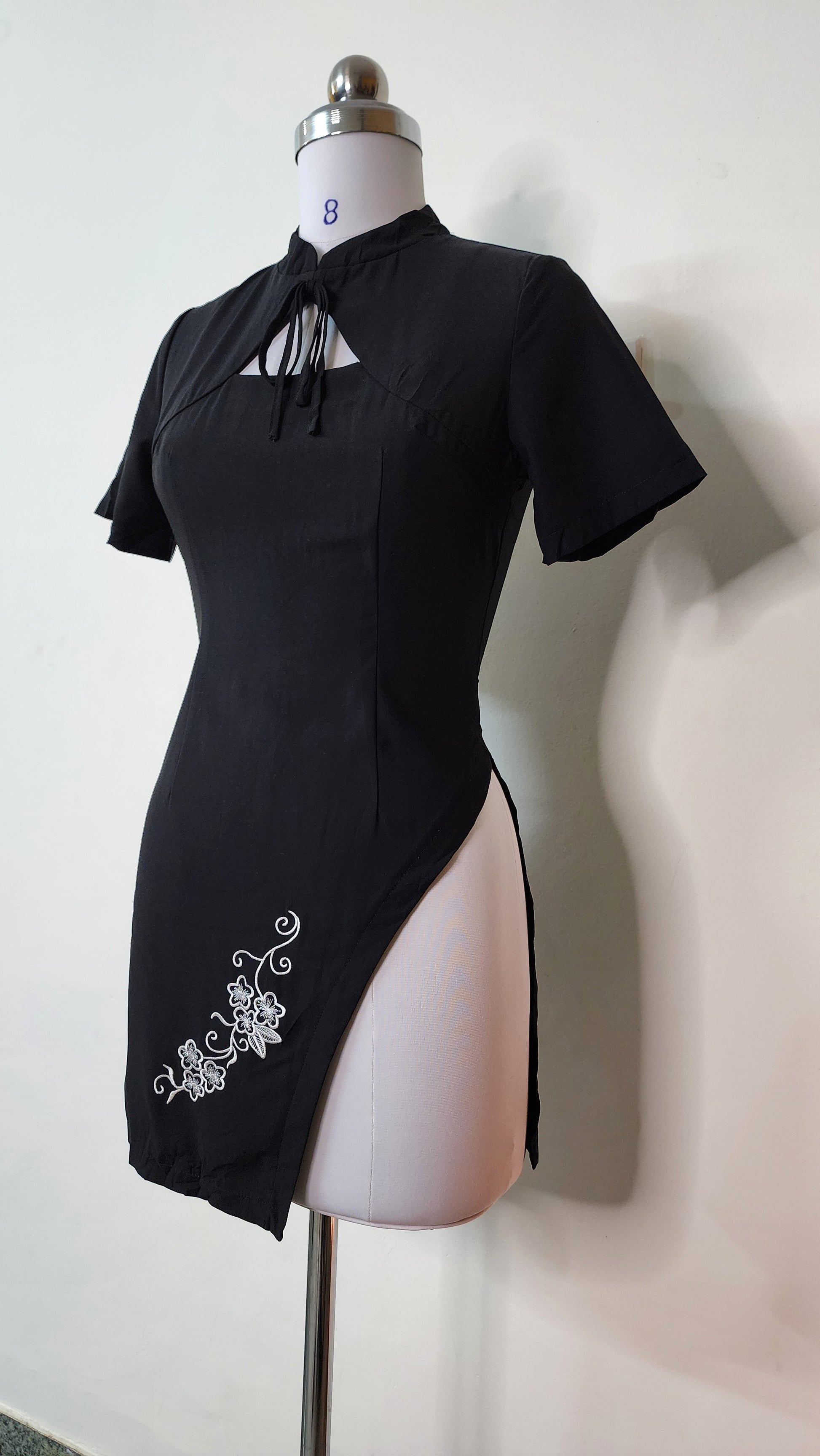 Black Modern Cheongsam Mini Dress - Keyhole Neck & Floral Slit
