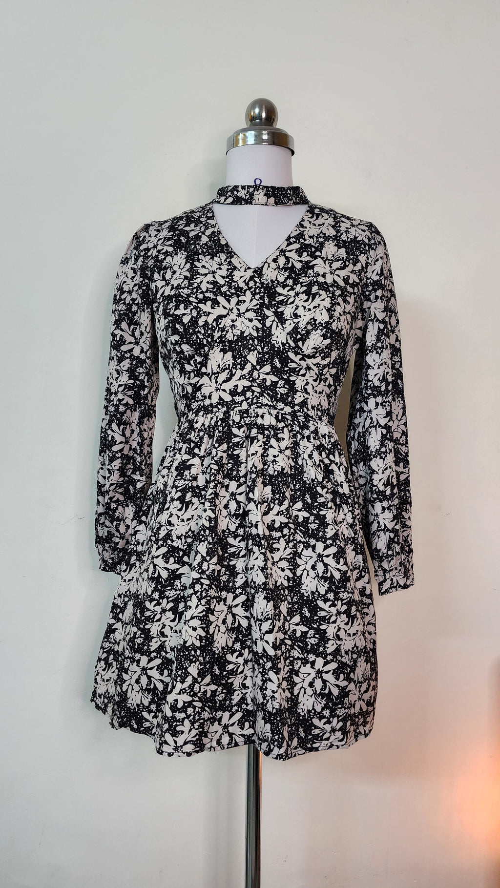 Chic Black & White Floral Mini Dress - Long Sleeve V-Neck with Choker Collar