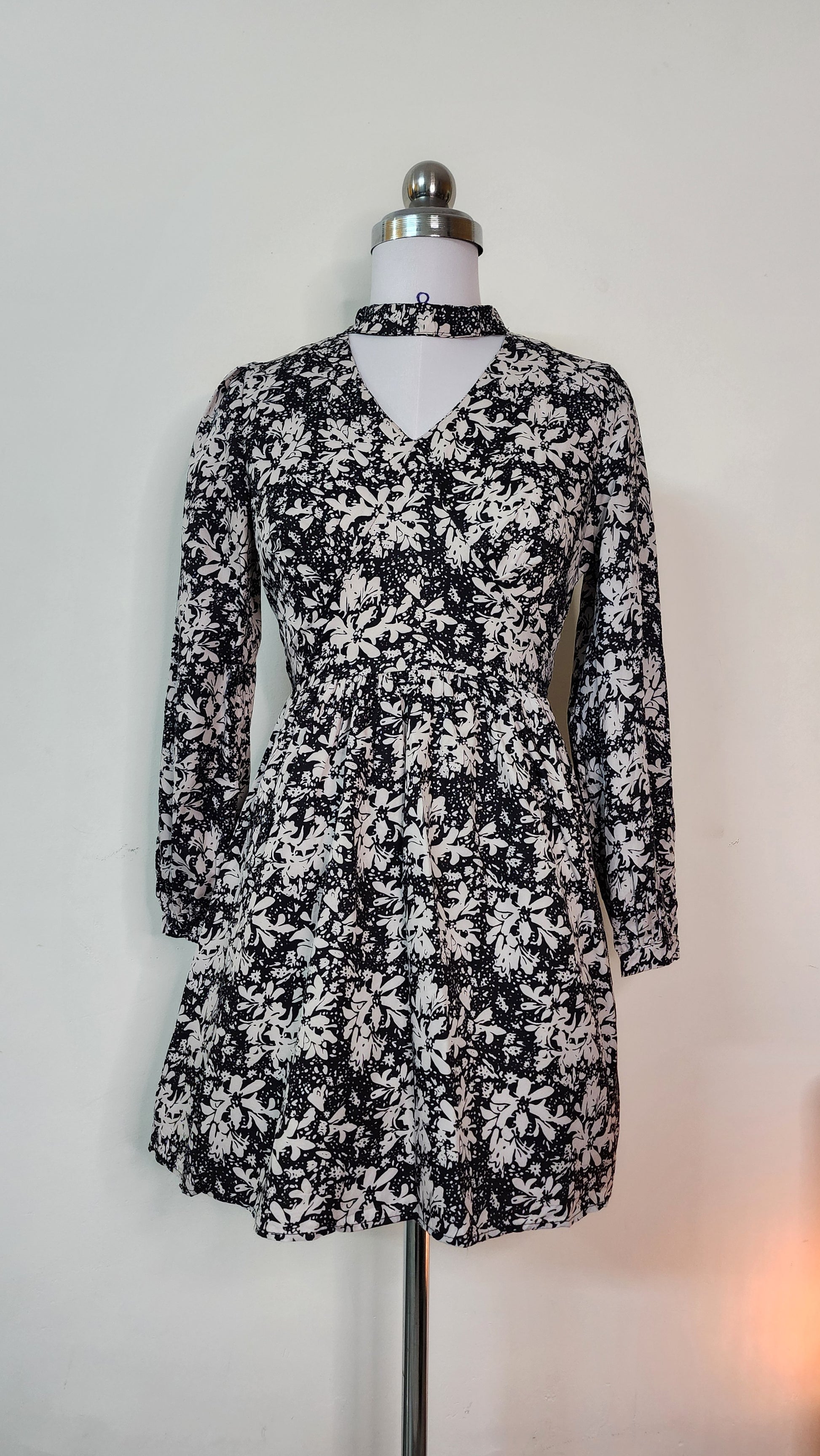 Chic Black & White Floral Mini Dress - Long Sleeve V-Neck with Choker Collar