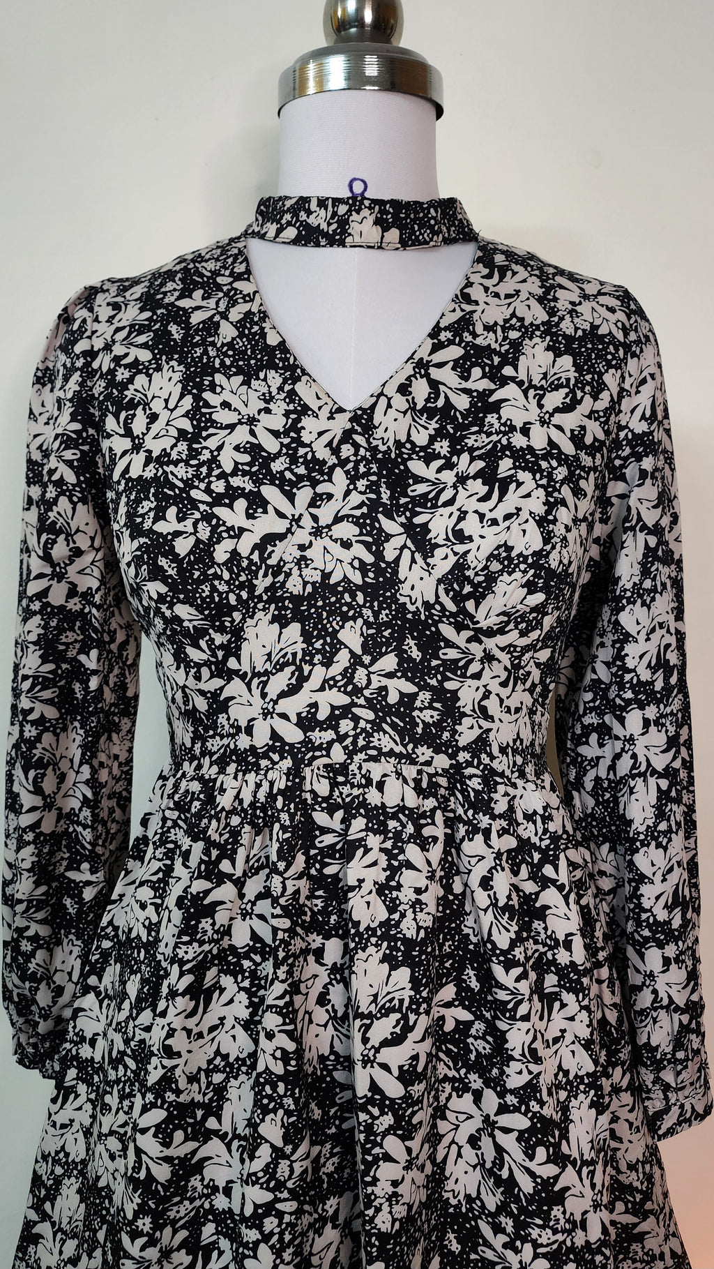 Chic Black & White Floral Mini Dress - Long Sleeve V-Neck with Choker Collar