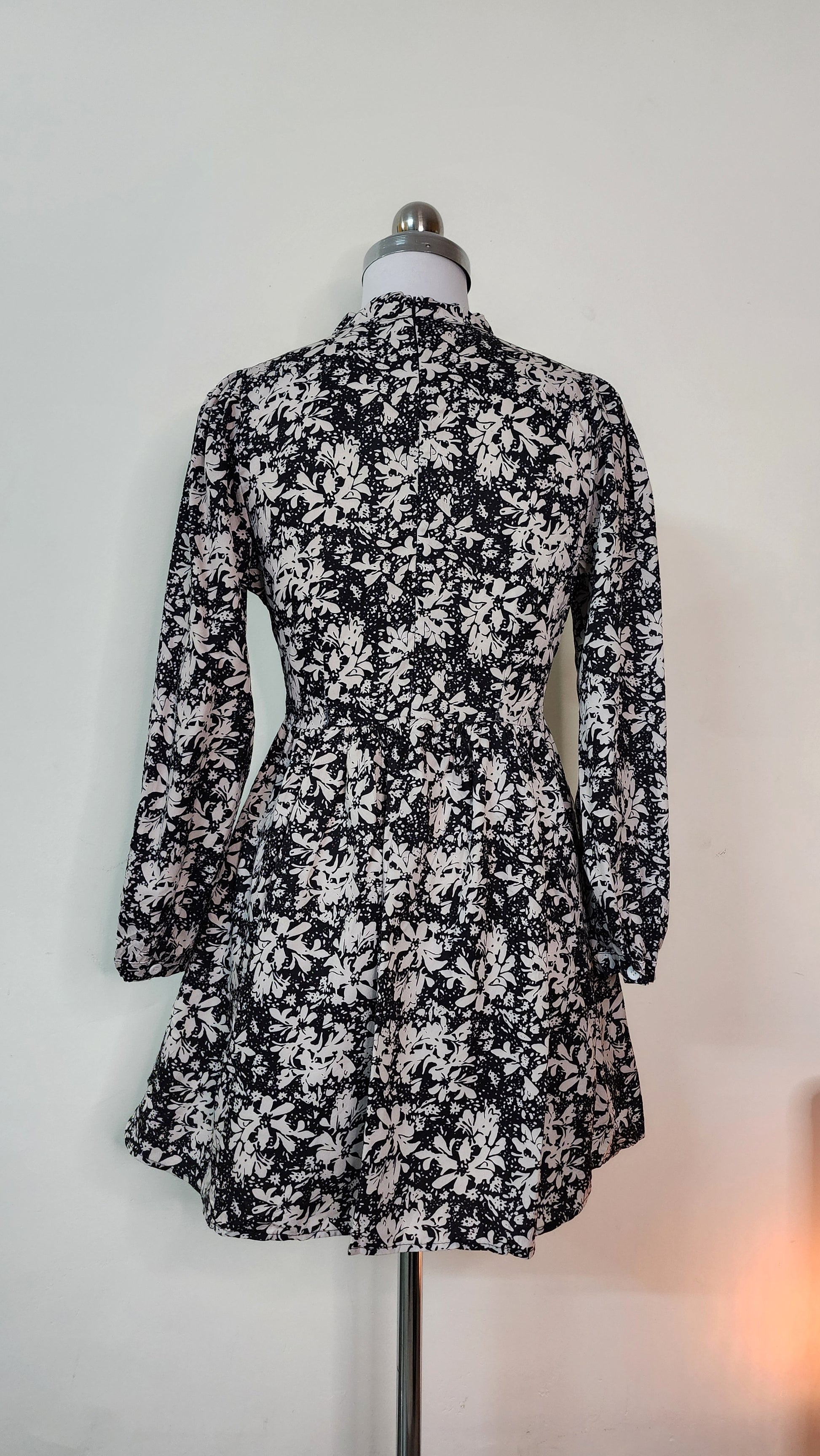 Chic Black & White Floral Mini Dress - Long Sleeve V-Neck with Choker Collar