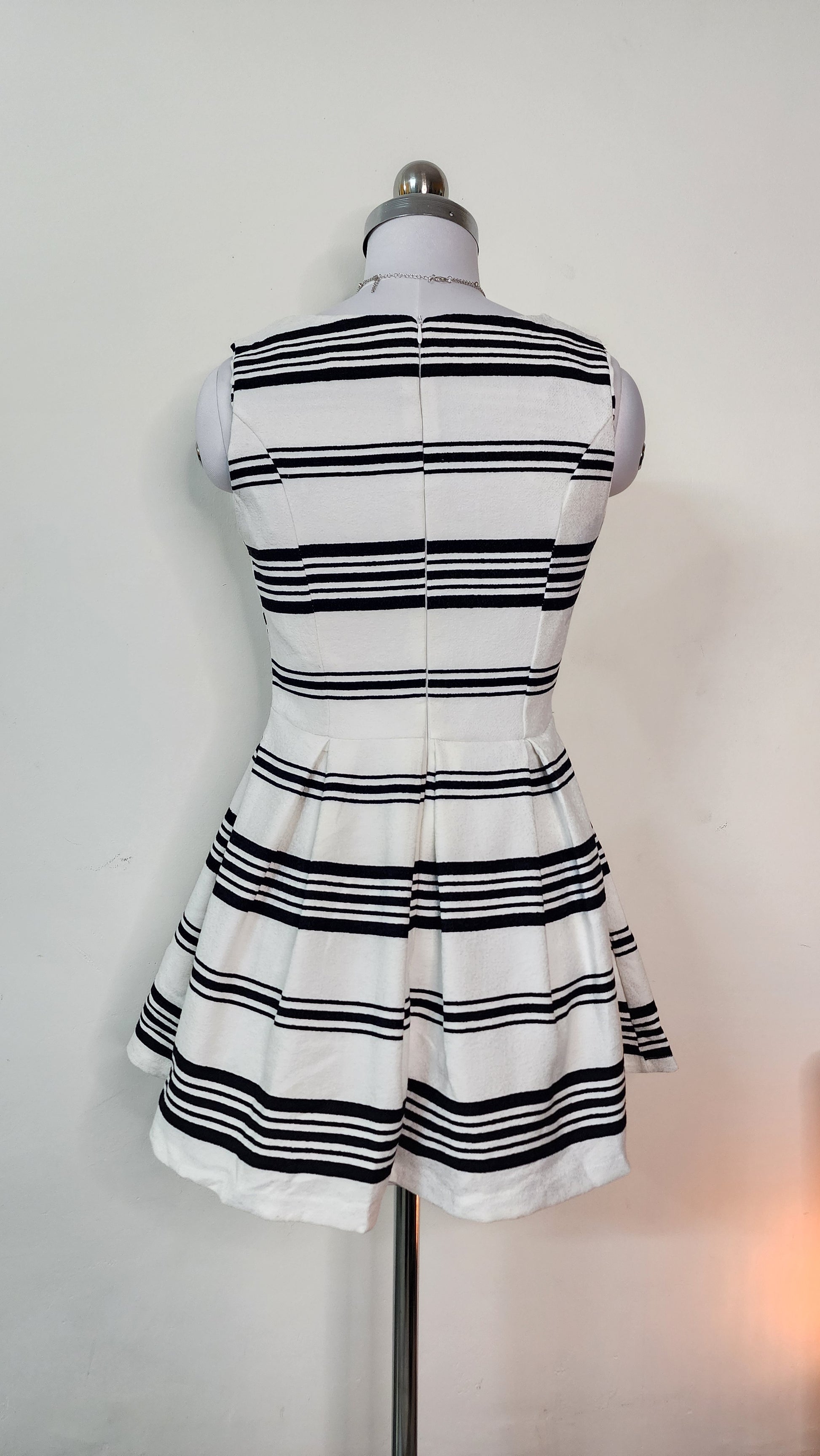 Chic Striped Sleeveless Mini Dress - Black and White Pleated A-Line
