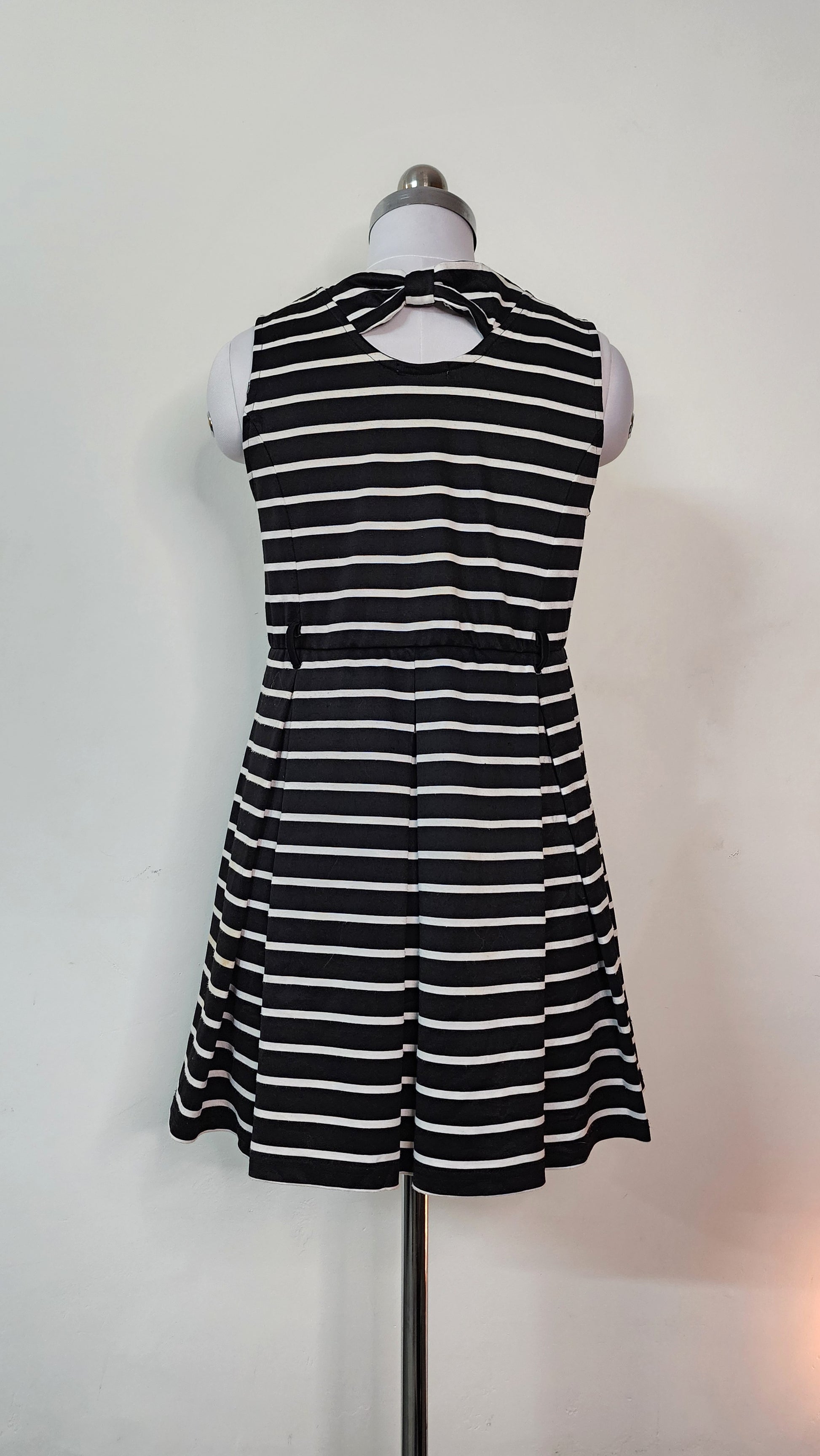 Chic Striped Sleeveless Mini Dress - Black and White Pleated A-Line