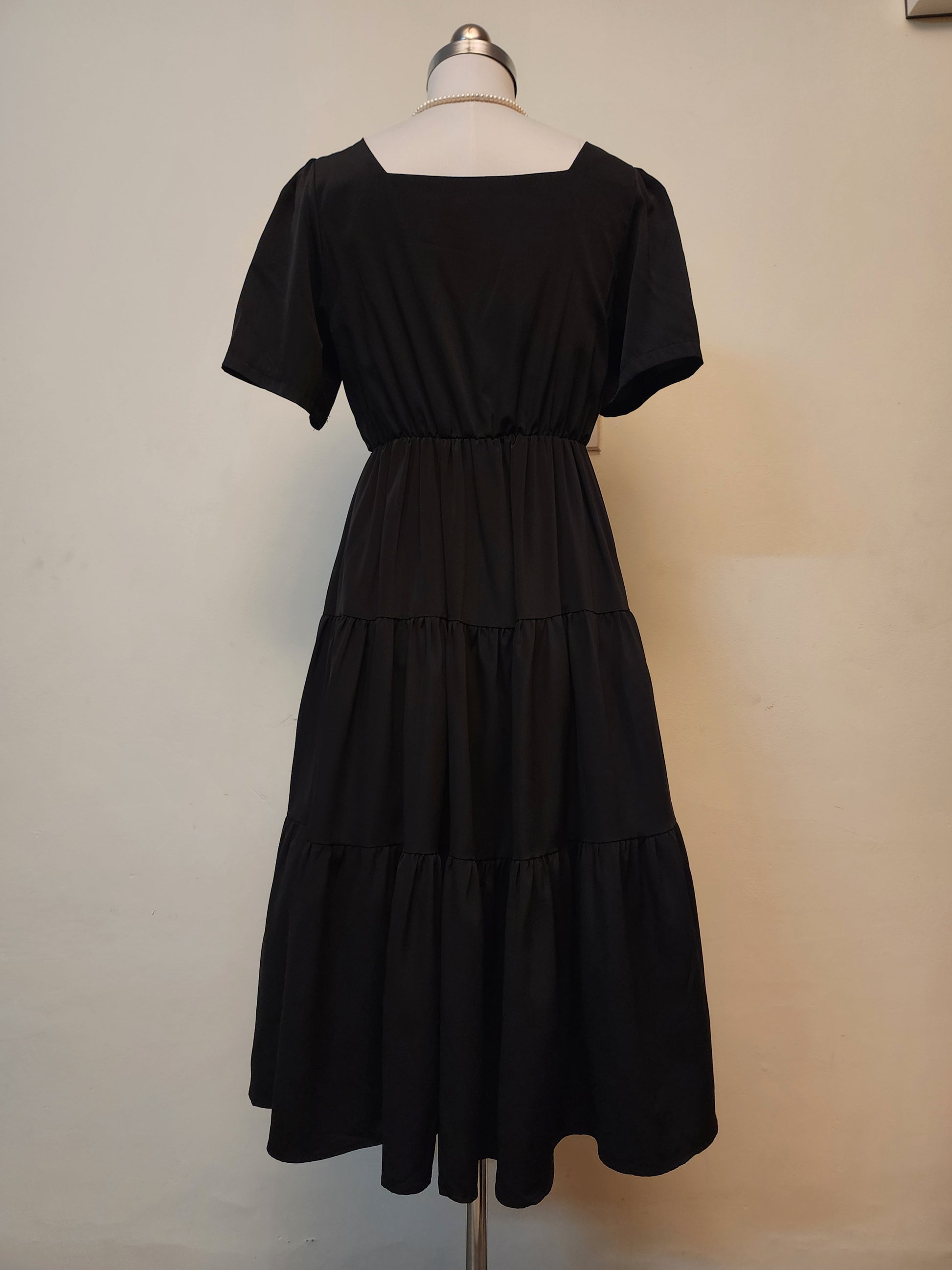 Elegant Black Square Neck Tiered Midi Dress - Short Sleeve Casual Style