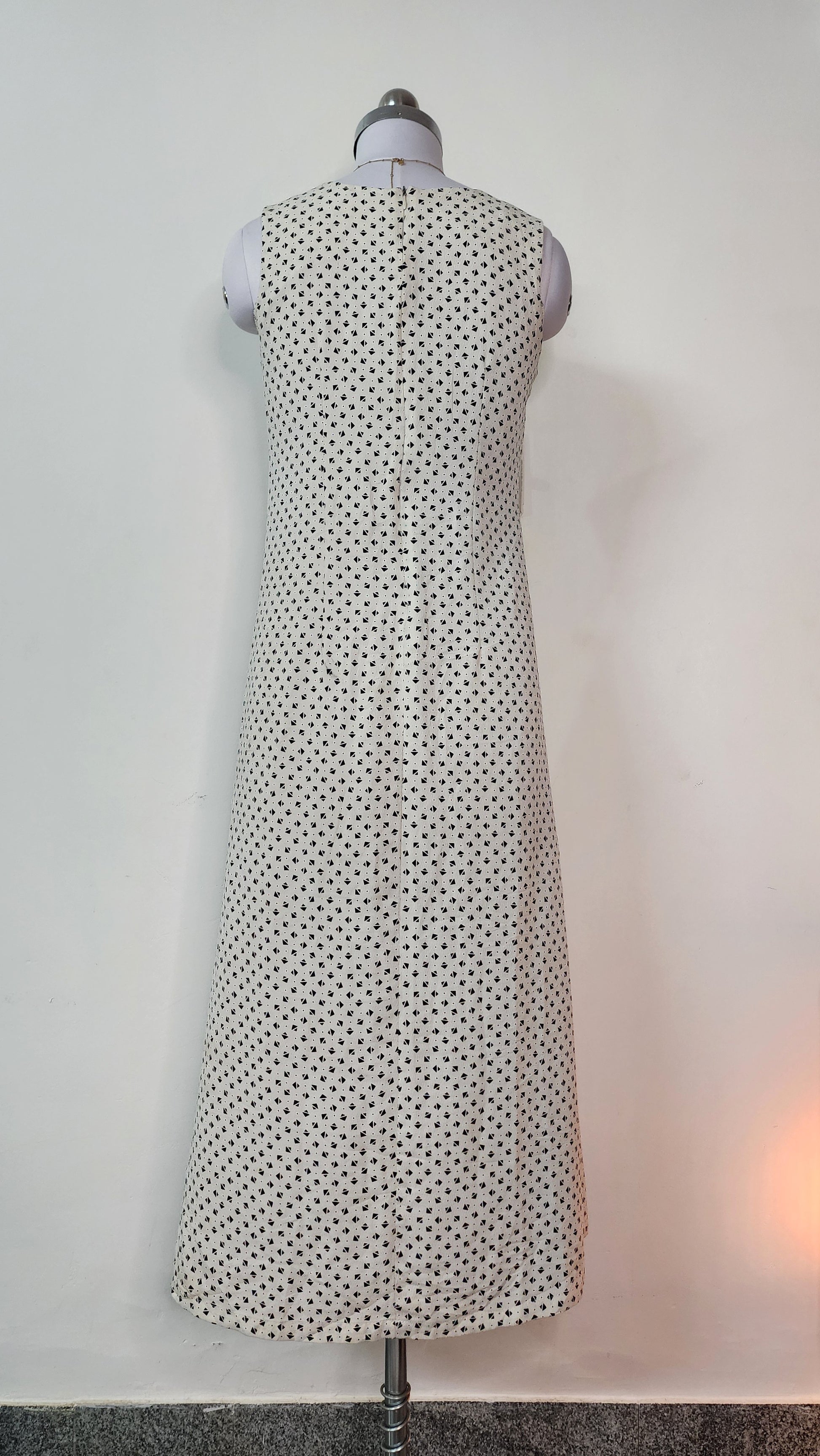 Simple Geometric Print Sleeveless Midi Dress - Square Neck Design